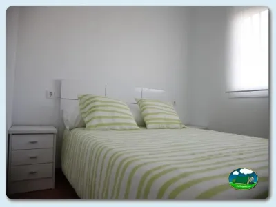 Mobil-home dormitorio cama doble del Camping Valle Niza Playa, Benajarafe (Málaga)