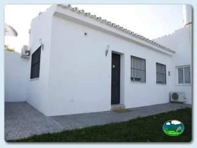 Bungalow blanco con aire acondicionado del Camping Valle Niza Playa, Benajarafe (Málaga)