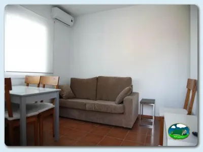 Mobil-home interior con salón y zona de comedor del Camping Valle Niza Playa, Benajarafe (Málaga)