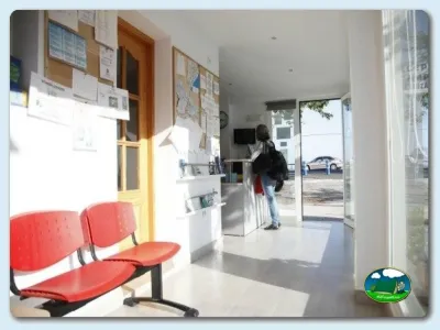Recepción con asientos y zona de atención del Camping Valle Niza Playa, Benajarafe (Málaga)