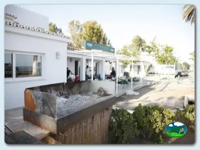 Recepción y servicios con terraza cubierta del Camping Valle Niza Playa, Benajarafe (Málaga)