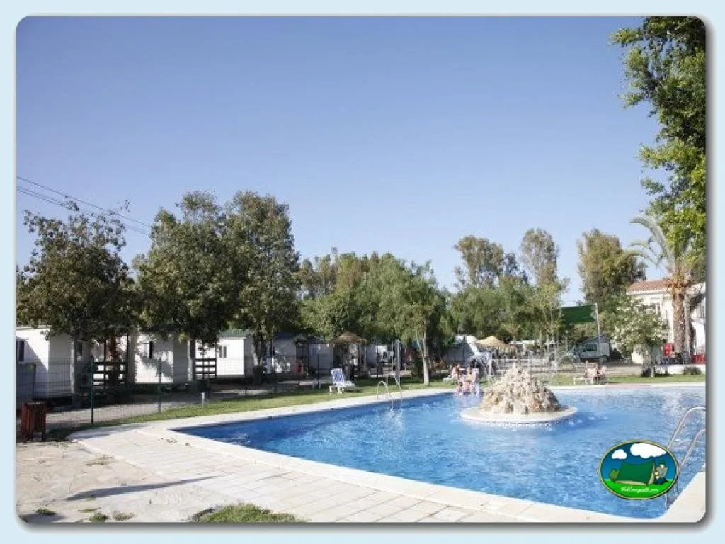 Piscina con mobil-homes y zona arbolada del Camping Valle Niza Playa, Benajarafe (Málaga)
