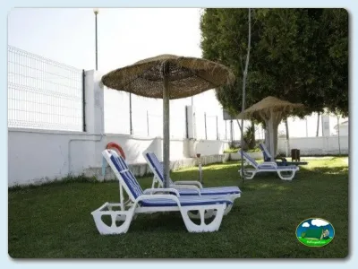 Zona de descanso con hamacas y sombrillas del Camping Valle Niza Playa, Benajarafe (Málaga)