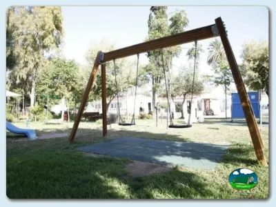 Parque infantil con columpio de madera del Camping Valle Niza Playa, Benajarafe (Málaga)
