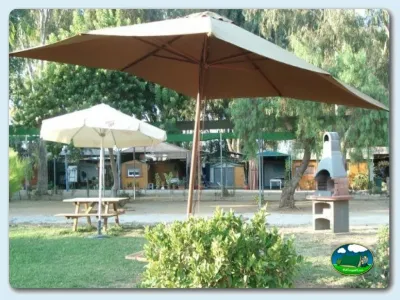 Zona común con sombrillas y barbacoa del Camping Valle Niza Playa, Benajarafe (Málaga)