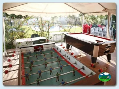 Parque infantil con futbolín y billar, vistas al lago del Camping Valle Niza Playa, Benajarafe (Málaga)