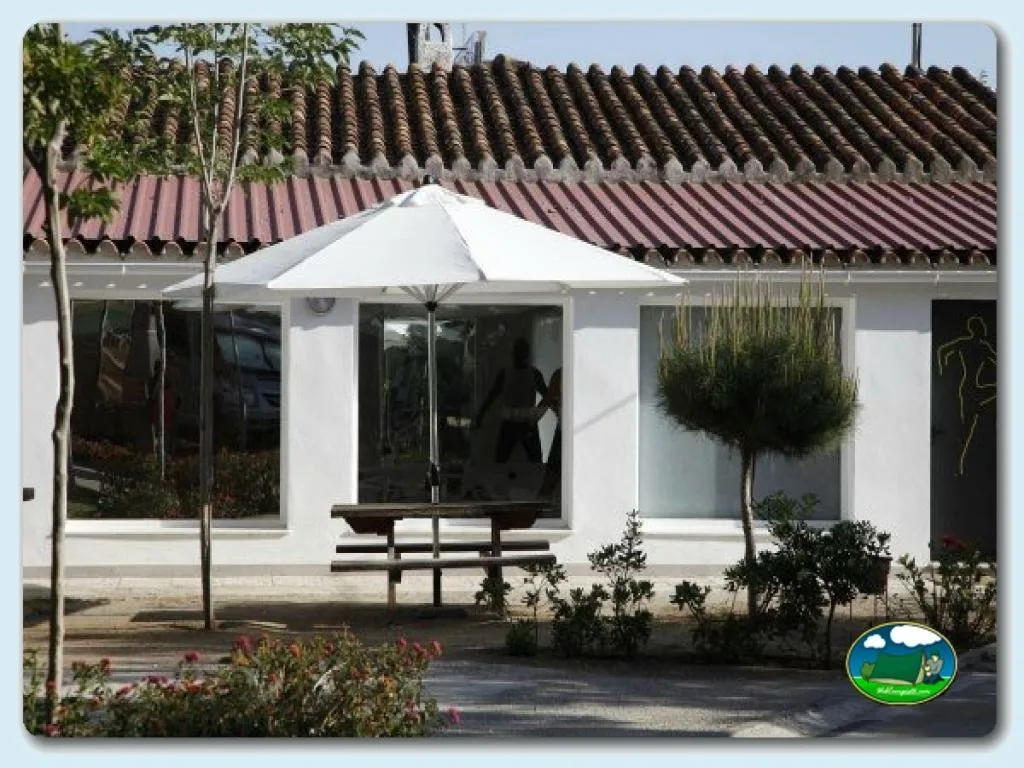 Bungalow con terraza y sombrilla del Camping Valle Niza Playa, Benajarafe (Málaga)