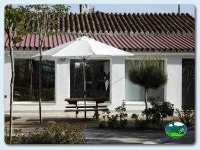 Bungalow con terraza y sombrilla del Camping Valle Niza Playa, Benajarafe (Málaga)