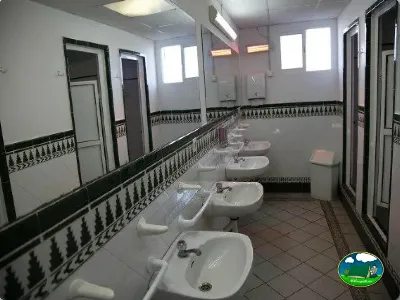 Aseos con lavabos y espejos del Camping Valle Niza Playa, Benajarafe (Málaga)