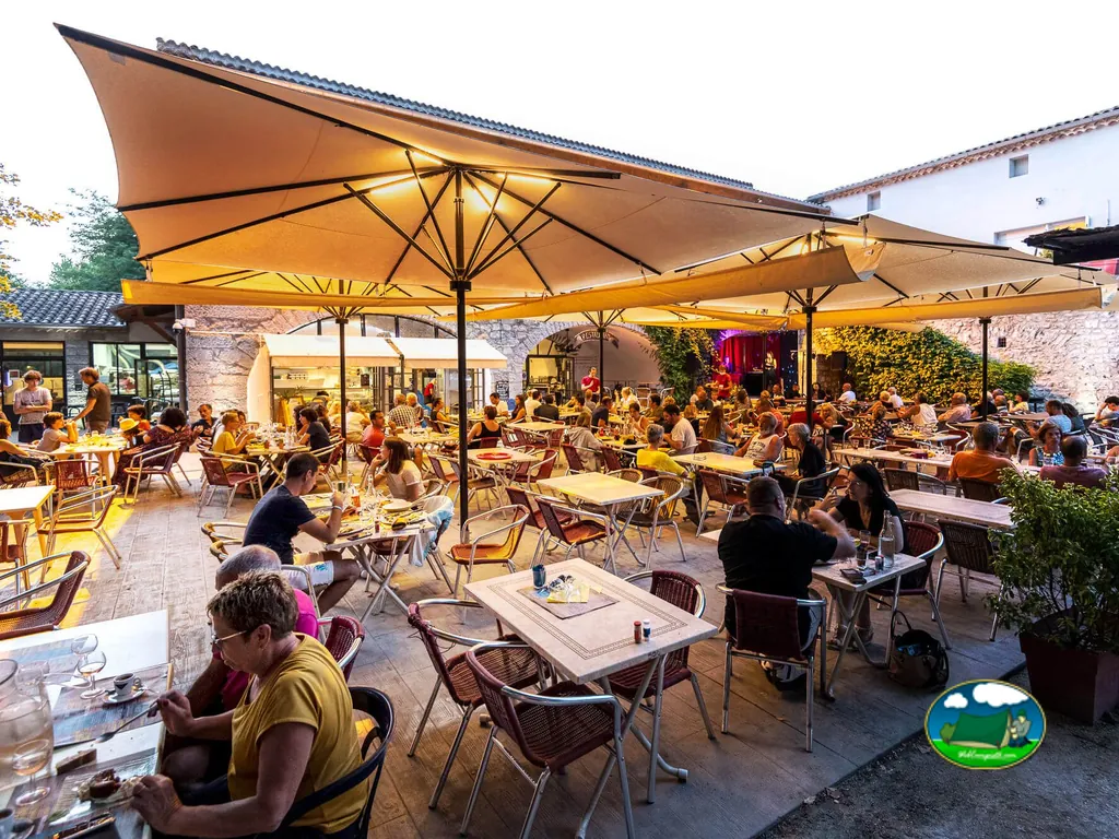 terraza con comensales