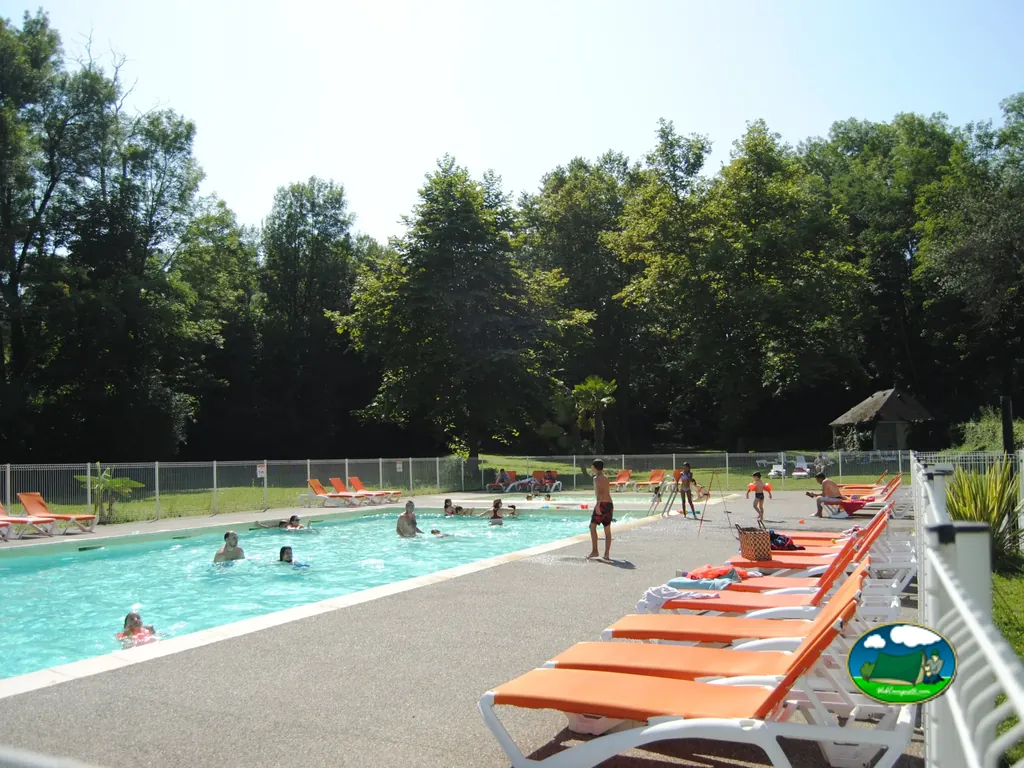 piscina con tumbonas naranjas