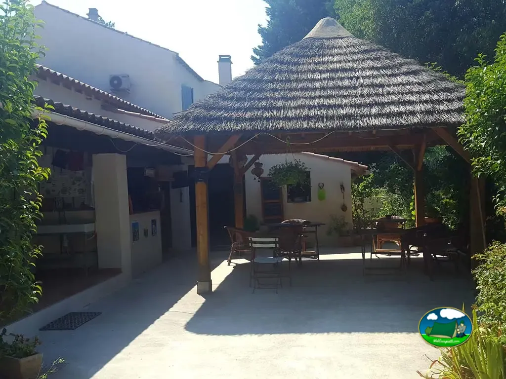 terraza bajo sombrilla