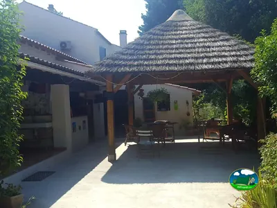 terraza bajo sombrilla