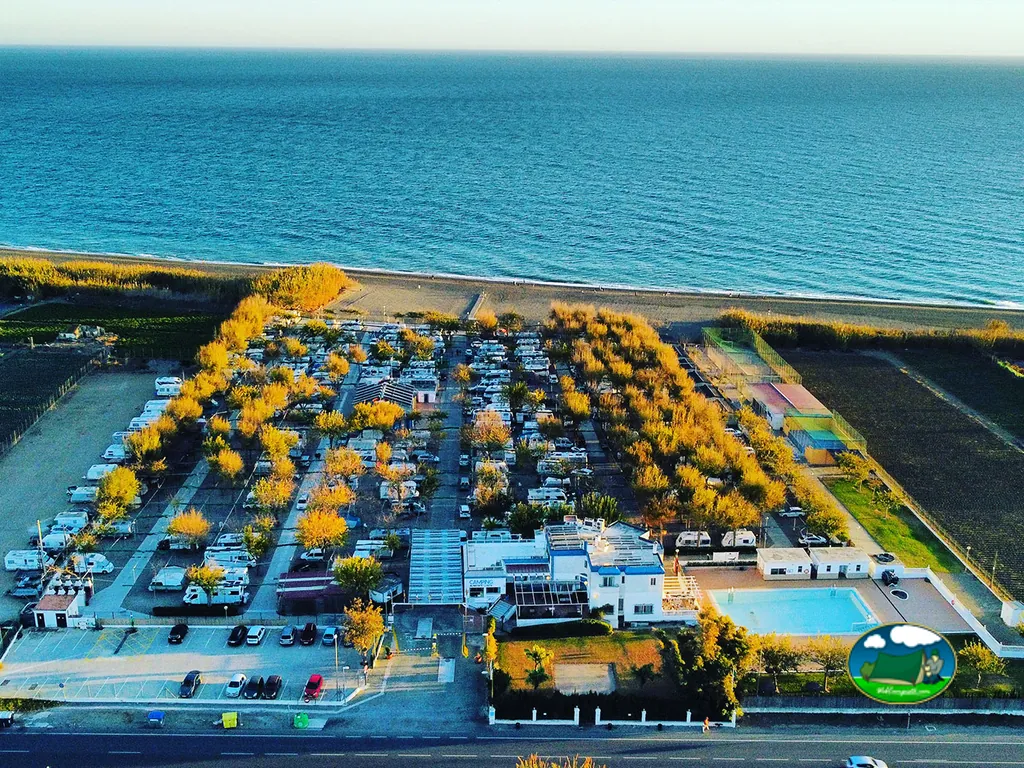 Primera línea junto al mar, parcelas y piscina vista aérea del Camping Playa Almayate, Almayate (Málaga)