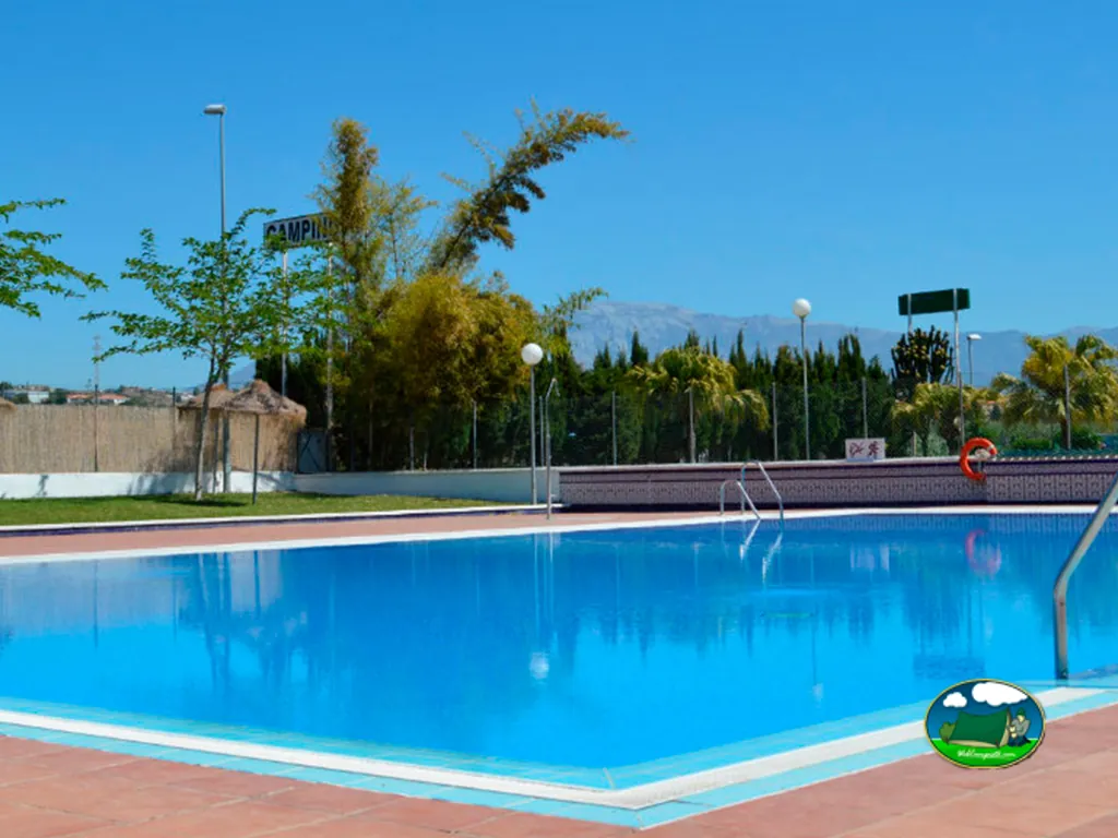 Piscina con vistas a la montaña del Camping Playa Almayate, Almayate (Málaga)