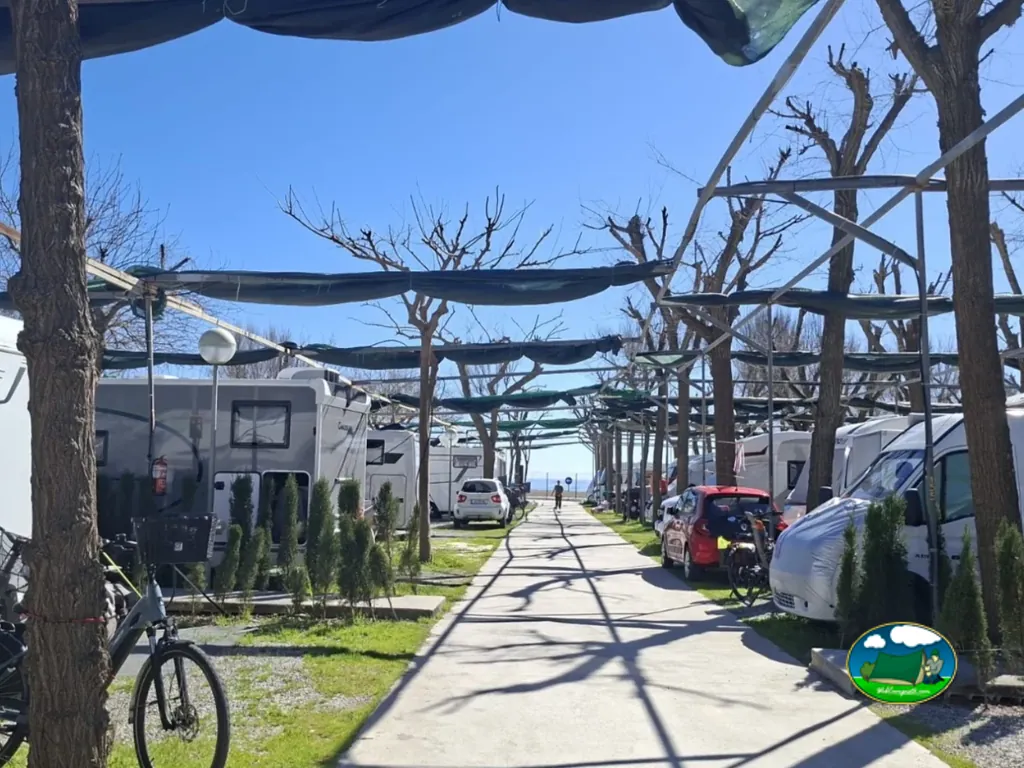 Parcela con mobil-home y zona de estacionamiento del Camping Playa Almayate, Almayate (Málaga)