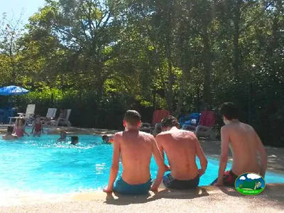 bañistas junto a piscina