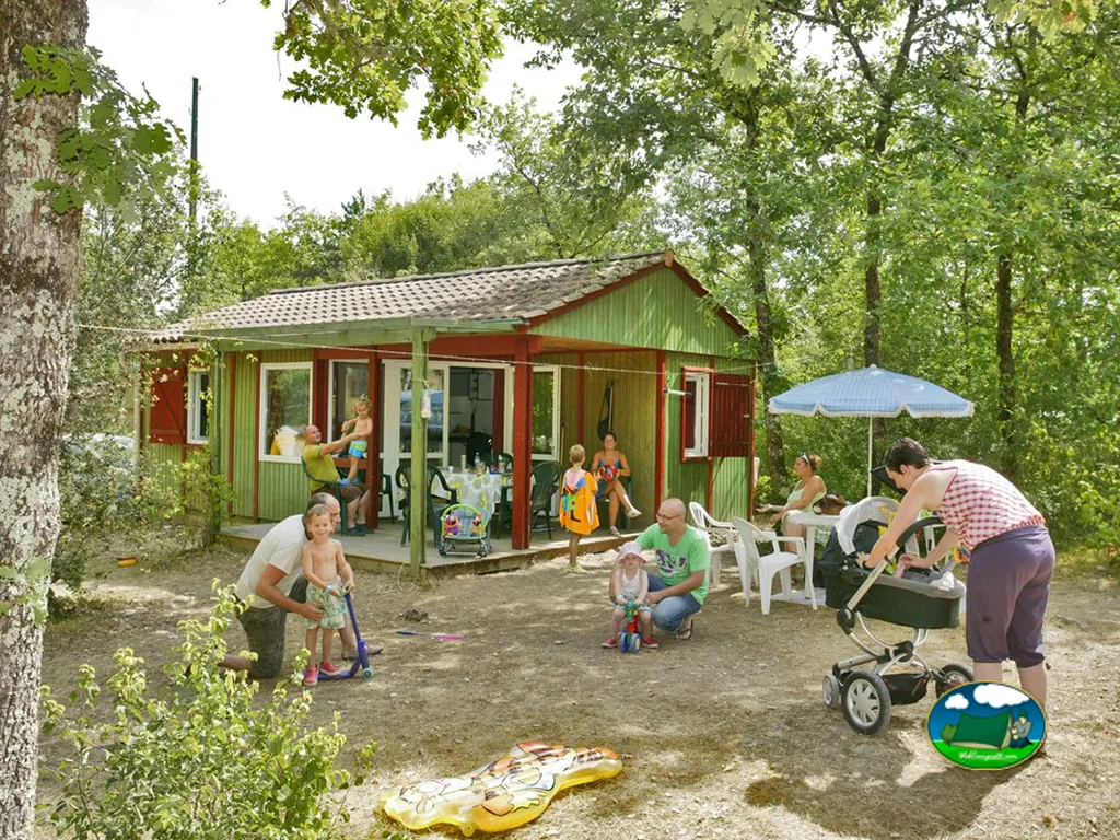 familia junto a cabaña