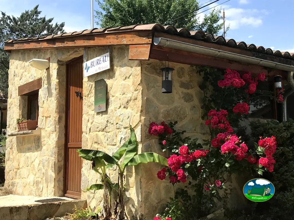 fachada con flores rojas