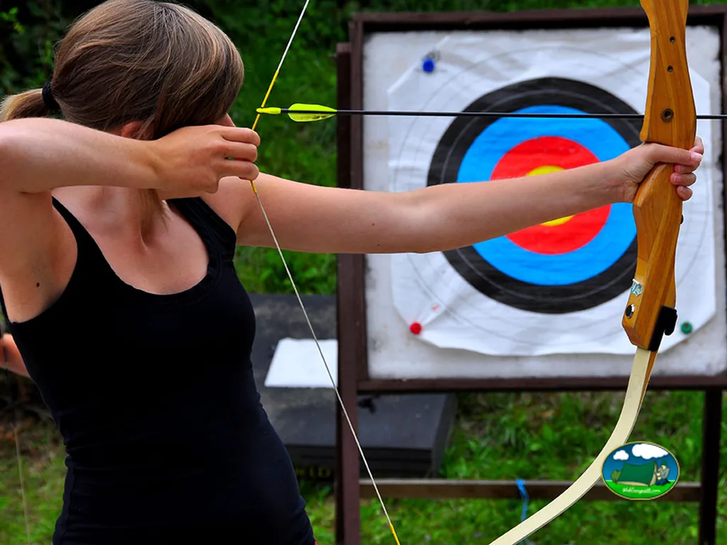 mujer practicando tiro