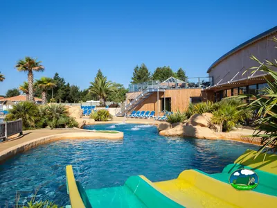 piscina con toboganes