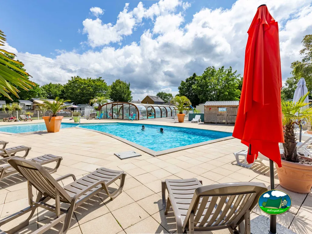 piscina con sombrilla roja