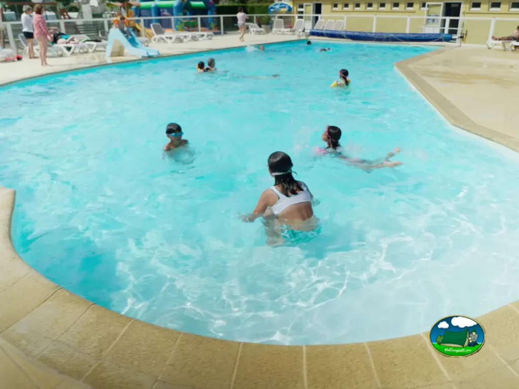 niños bañándose en piscina