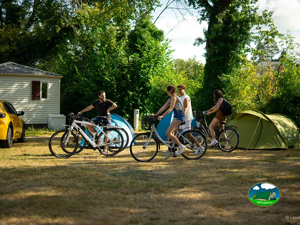 ciclistas entre parcelas