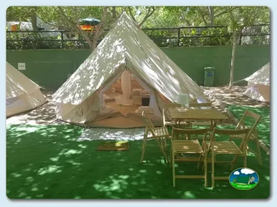 Glamping tipi con terraza y tumbonas del Camping El Pino, Urbanización Torrox Park (Málaga)