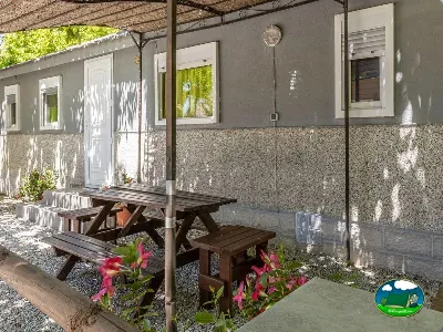 Mobil-home con terraza y mesa de picnic del Camping El Pino, Urbanización Torrox Park (Málaga)