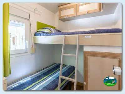 Mobil-home interior con litera doble del Camping El Pino, Urbanización Torrox Park (Málaga)