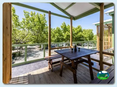 Glamping con terraza y vistas al bosque del Camping El Pino, Urbanización Torrox Park (Málaga)