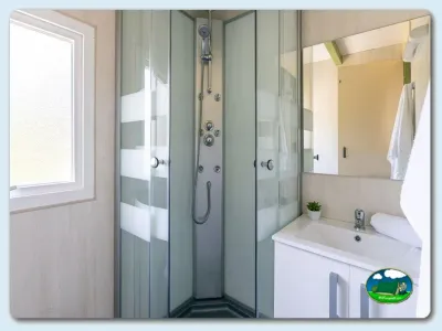 Bungalow baño con ducha y lavabo del Camping El Pino, Urbanización Torrox Park (Málaga)