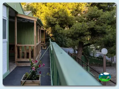 Bungalow con terraza y entorno arbolado del Camping El Pino, Urbanización Torrox Park (Málaga)