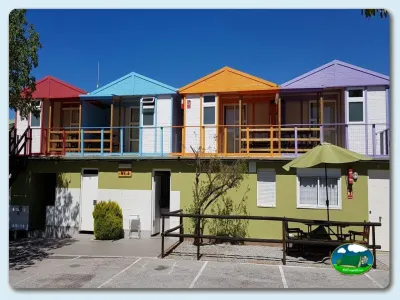 Bungalows coloridos con terraza y servicios del Camping El Pino, Urbanización Torrox Park (Málaga)