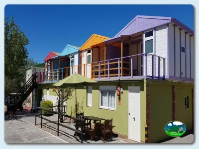 Bungalow colorido con terraza y sombrilla del Camping El Pino, Urbanización Torrox Park (Málaga)
