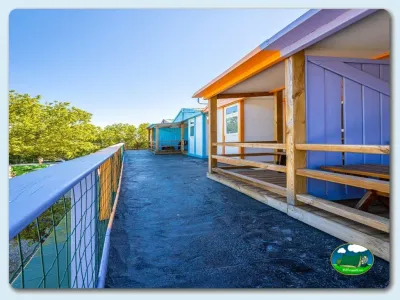 Bungalow con terraza y vistas al bosque del Camping El Pino, Urbanización Torrox Park (Málaga)