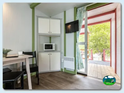 Mobil-home interior con cocina equipada y salón del Camping El Pino, Urbanización Torrox Park (Málaga)