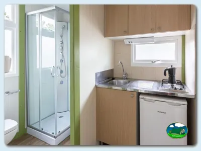 Mobil-home interior con ducha y cocina equipada del Camping El Pino, Urbanización Torrox Park (Málaga)
