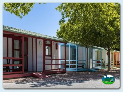 Bungalow coloridos con terraza cubierta del Camping El Pino, Urbanización Torrox Park (Málaga)