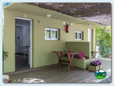 Mobil-home con terraza y zona de estar del Camping El Pino, Urbanización Torrox Park (Málaga)