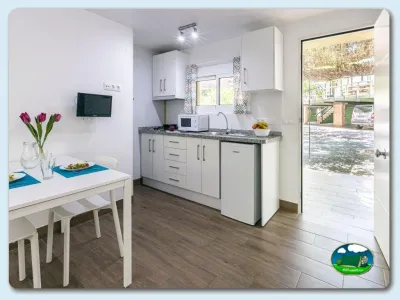 Mobil-home interior, cocina y salón comedor del Camping El Pino, Urbanización Torrox Park (Málaga)