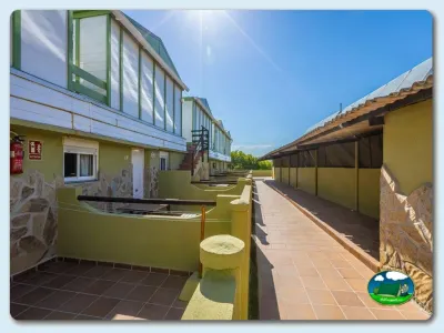 Recepción y zona de servicios con aseos del Camping El Pino, Urbanización Torrox Park (Málaga)
