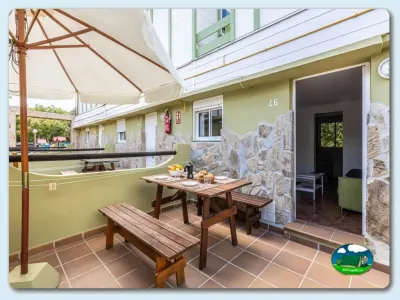Mobil-home con terraza cubierta y zona de comedor del Camping El Pino, Urbanización Torrox Park (Málaga)