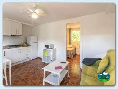 Mobil-home interior con cocina equipada y sala de estar del Camping El Pino, Urbanización Torrox Park (Málaga)