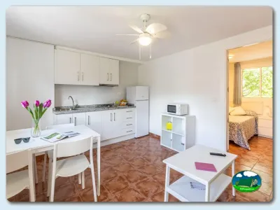 Mobil-home con cocina equipada y zona de estar del Camping El Pino, Urbanización Torrox Park (Málaga)
