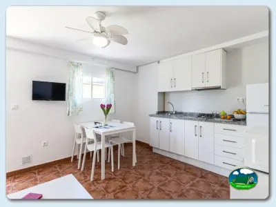 Mobil-home interior con cocina equipada y zona de comedor del Camping El Pino, Urbanización Torrox Park (Málaga)