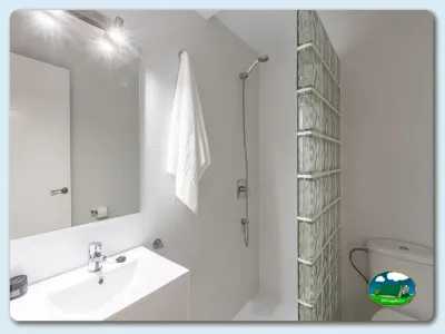 Aseos con ducha y lavabo del Camping El Pino, Urbanización Torrox Park (Málaga)