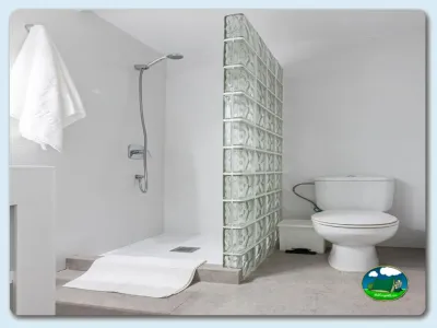 Aseos con ducha y WC del Camping El Pino, Urbanización Torrox Park (Málaga)