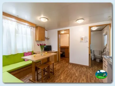 Mobil-home interior con sala y cocina del Camping El Pino, Urbanización Torrox Park (Málaga)